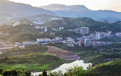 重慶到忠縣怎麼坐車，其實忠縣是渝東地區的一個小鎮嗎？