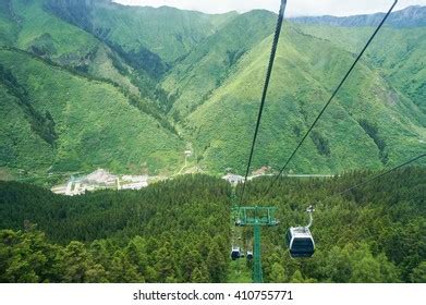 黃龍上山纜車做多久：探討黃龍風景區纜車旅程的多元視角與體驗